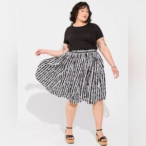 NWT Torrid Beetlejuice Skater Knee Length Skirt With Pockets Plus Size 4X
